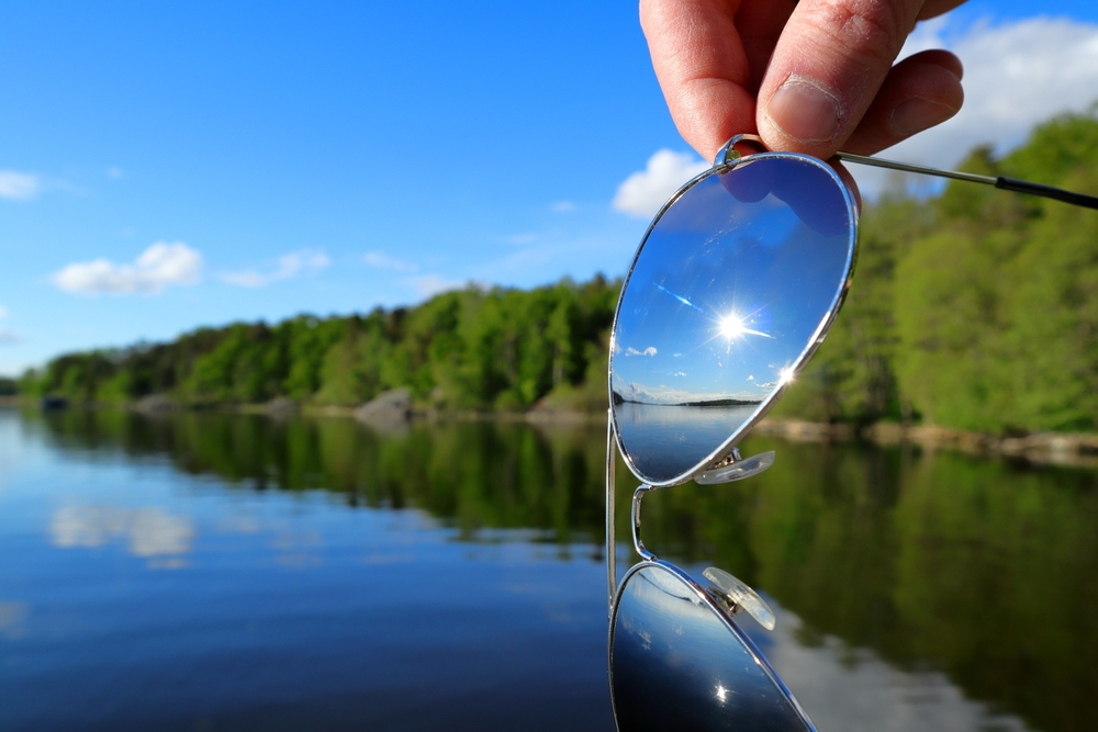 לא רק פריט אופנתי אלא גם אמצעי לשמירה על בריאות העיניים. משקפי שמש ביום שטוף שמש | Martin of Sweden, Shutterstock
