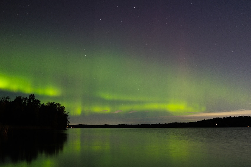 תופעות מרהיבות גם רחוק מהקטבים בגלל פעילות השמש: זוהר הקוטב בעל אגם בפינלנד, השבוע | צילום: Tanel1, Shutterstock