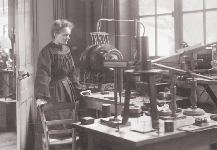 חקרה תופעה שכונתה "קרני אורניום". מארי קירי במעבדה | צילום: Science Source / Science Photo Library