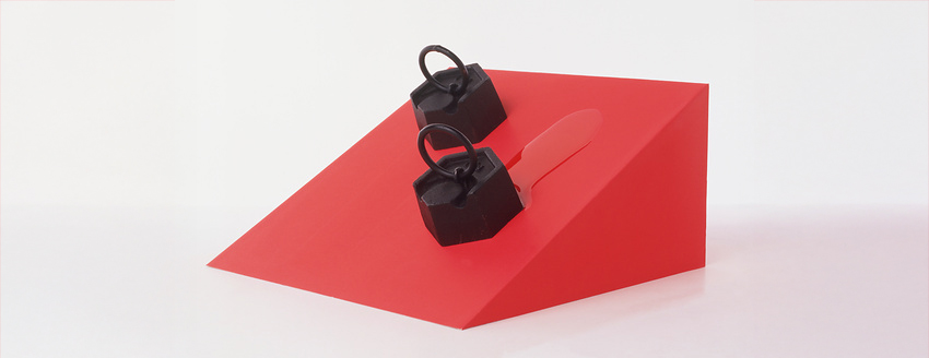 כוח המשיכה פועל על שתי המשקולות בתמונה, אבל המשקולת השמאלית לא נופלת משום שפועל עליה גם כוח החיכוך. המשקולת הימנית ניצבת על משטח רטוב, ולכן כוח החיכוך קטן יותר | Dorling Kindersley / UIG / Science Photo Library