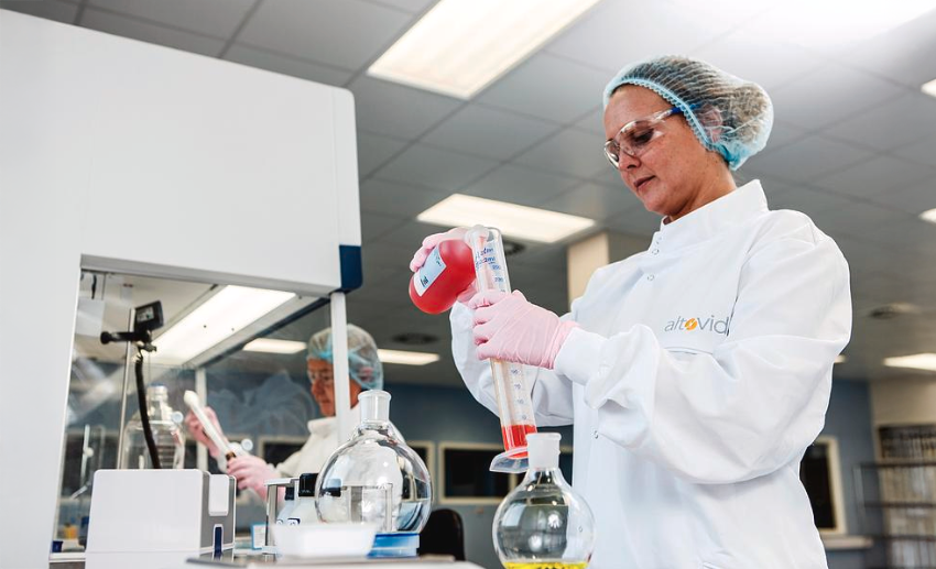 רוקחים מלווים את התרופה מרגע הרעיון ועד שהמוצר המוגמר מגיע למדף. רוקחים במעבדת מחקר | LEWIS HOUGHTON / SCIENCE PHOTO LIBRARY