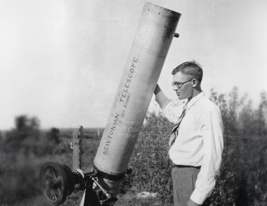 הרשים את מנהל מצפה הכוכבים בציורים אסטרונומיים מדויקים. קלייד טומבו בצעירותו עם טלסקופ שהרכיב בעצמו | מקור: ויקיפדיה, נחלת הכלל 
