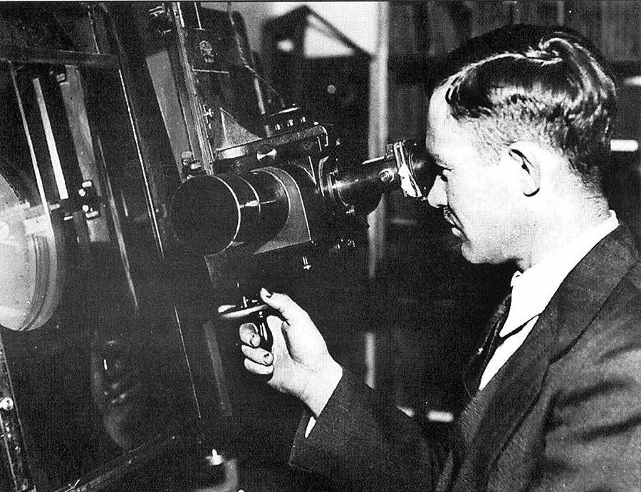 המשיך לקריירה מרשימה באסטרונומיה, אבל שום דבר שעשה לא השתווה לגילוי של פלוטו בגיל 24. טומבו בוחן לוחות צילום בעזרת ה-Blink comparator | מקור: Science Photo Library