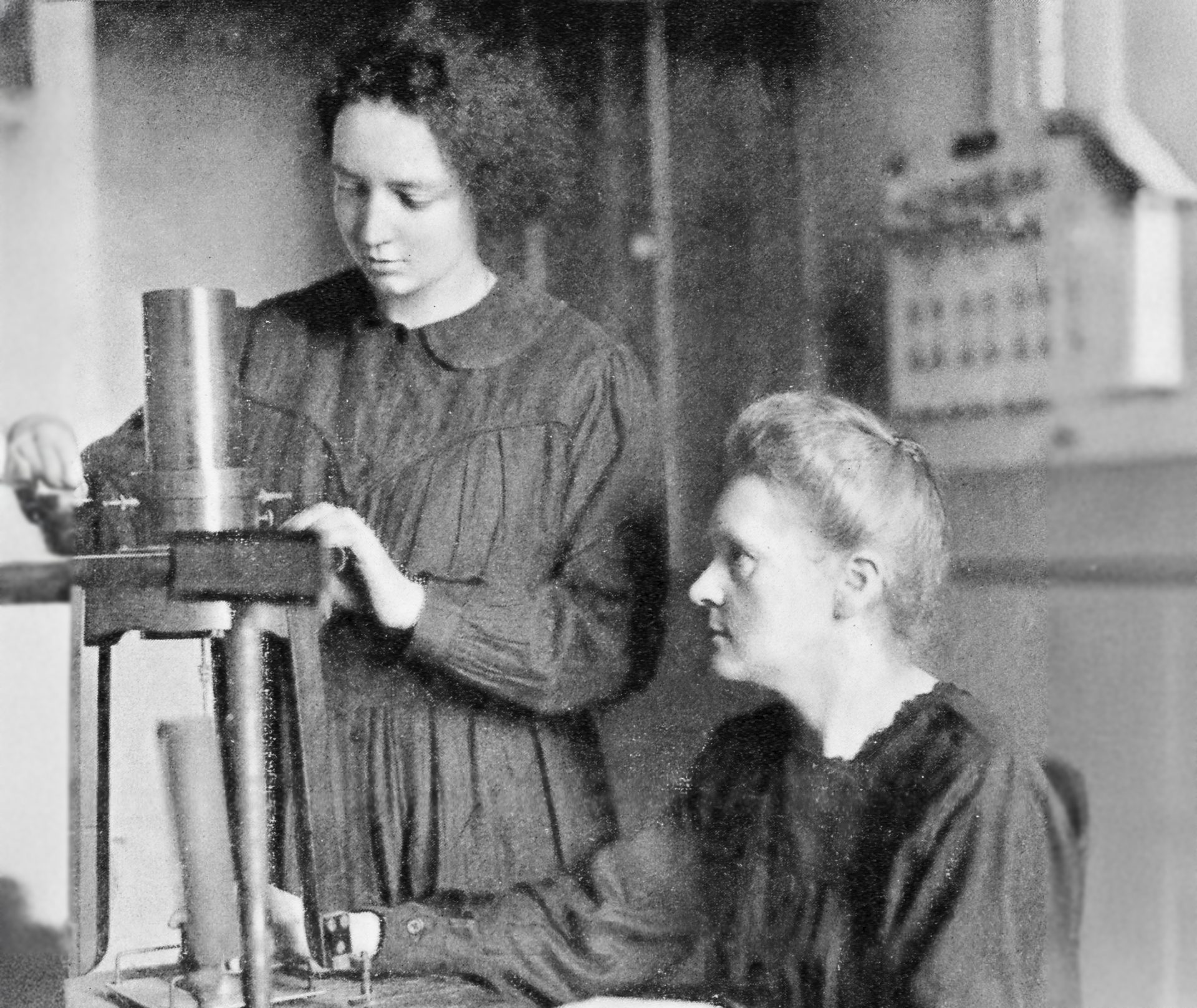 Irene_and_Marie_Curie_1925: עבדו יחד במכון המחקר. מארי קירי ובתה אירן, 1925 | מקור: Wellcome Collection, CC BY 4.0