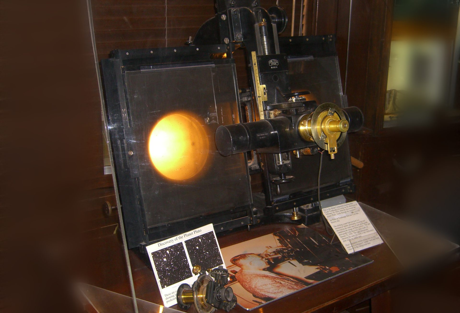 שיטה מהירה להשוואת לוחות צילום, אך עדיין מייגעת מאוד כשהלוחות מכילים צילומים של רבבות כוכבים. מכשיר ה-Blink comparator במצפה הכוכבים לוֹול באריזונה, שבו השתמש טומבו | צילום: Pretzelpaws, Wikipedia