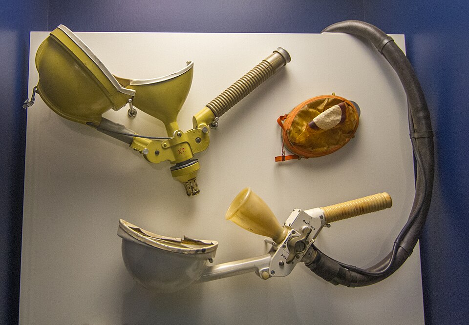 מגיעים לכל חור: מערכת השירותים של החלליות הרוסיות המוקדמות. זו המיועדת לנשים למעלה, וגברים – למטה | צילום: Maksym Kozlenko, Wikipedia