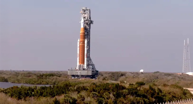 יותר משלוש שנים אחרי השיגור הראשון, חלק מהבעיות חוזרות על עצמן. הסעת הטיל SLS חזרה למבנה התחזוקה השבוע | צילום: NASA TV