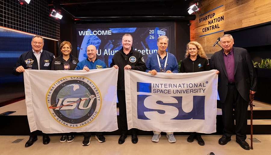 צעדים לבניית הדור הבא של תעשיית החלל הישראלית. סטיבה (שלישי מימין) וג'ון ונסווין (רביעי מימין), עם דגלי אוניברסיטת החלל, ועם המדען פיט וורדן (Worden) (מימין), והאסטרונאוטים (מימין לשמאל) ג'ולי פאייט (Payette), גארט רייזמן (Reisman), סיאן פרוקטור (Proctor) ומייקל לופז אלגריה (López-Alegría), שהשתתפו באירועי שבוע החלל הישראלי | צילום: כפיר מועלם, משימת רקיע