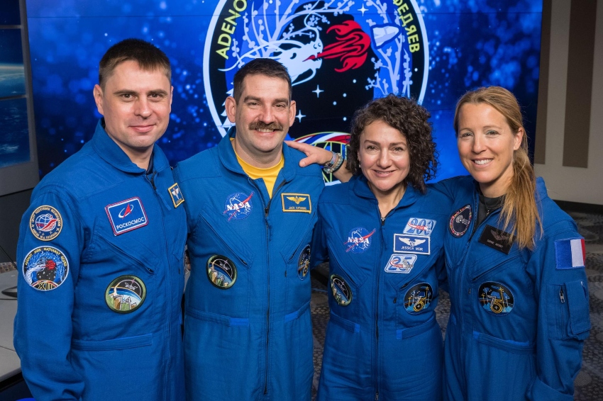 יחזירו את התחנה לתפקוד מלא אחרי כחודש עם צוות מצומצם בלבד. אנשי צוות 12 (מימין): סופי אדנו, ג'סיקה מאיר, ג'ק התאוויי ואנדריי פדיאייב | צילום: NASA/James Blair