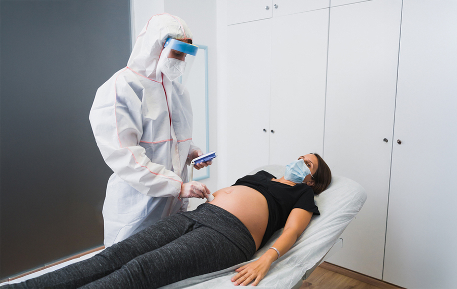 מחלות נגיפיות במהלך ההיריון עלולות לגרום נזק לעובר המתפתח. אישה בהיריון נבדקת בתקופת הקורונה | Manu Padilla, Shutterstock