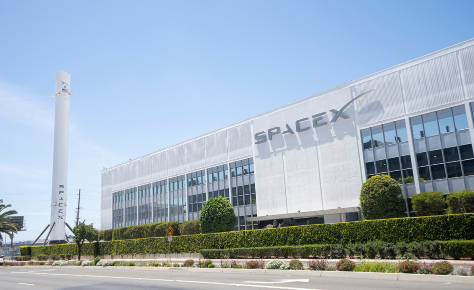 מיזוג בדרך להנפקה, ותוכניות להגיע למיליון לוויינים בחלל. המטה של חברת ספייס אקס בהותורן, קליפורניה | צילום: Tada Images, Shutterstock