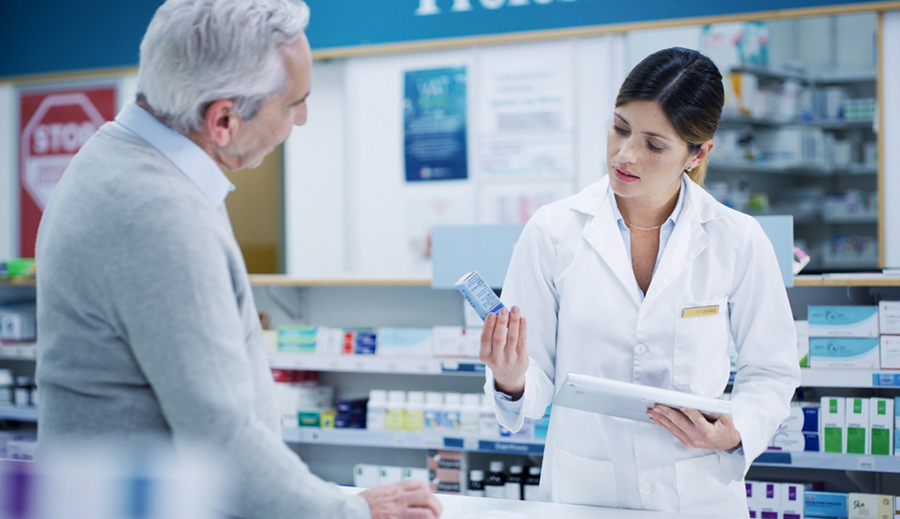 פוגשים מדי יום את הציבור הרחב בבית המרקחת השכונתי או בסניפי רשתות הפארם הגדולות. רוקחת מדריכה מטופל | PeopleImages, Shutterstock