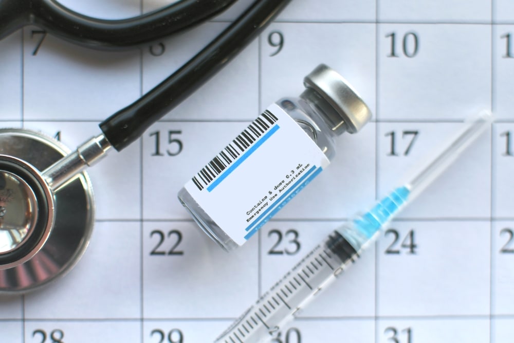 במהלך 24 שנות המעקב חלו מדי פעם שינויים במדיניות החיסונים, ו, כך שנוצרו באופן טבעי קבוצות ילדים עם רמות חשיפה שונות לאלומיניום. בקבוקון ומזרק על לוח שנה | Shutterstock, MargJohnsonVA