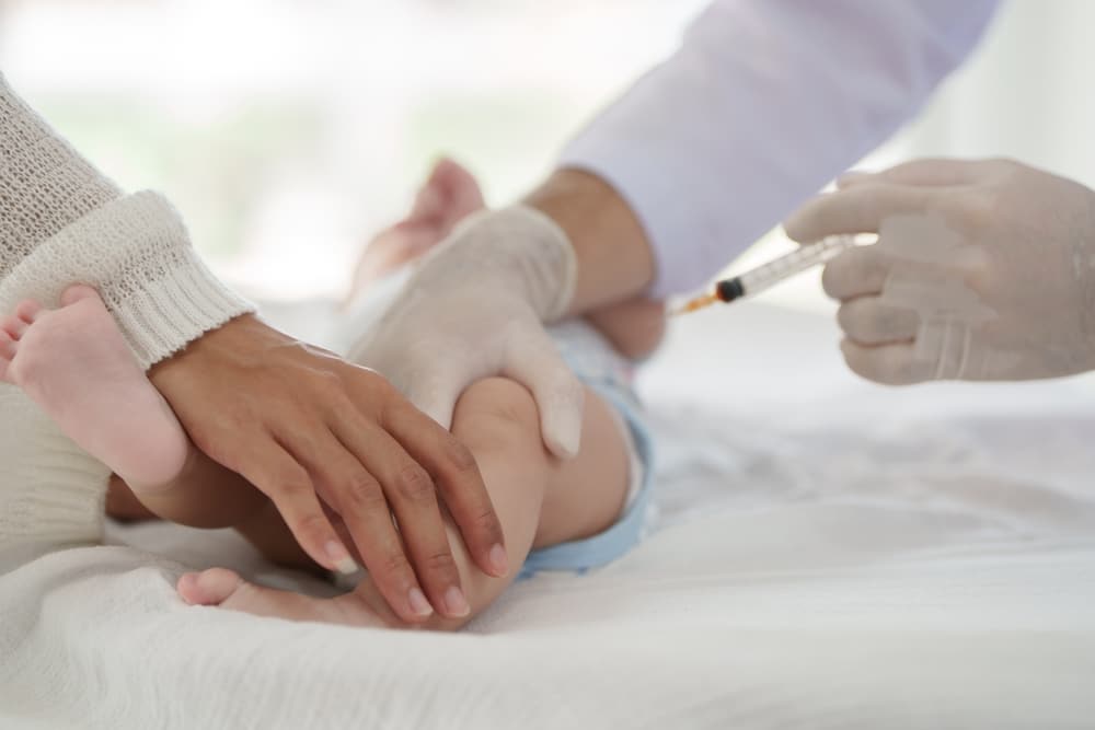 כבר יותר משבעים שנה נוהגים להוסיף מלחי אלומיניום לרבים מחיסוני השגרה. תינוק מקבל חיסון | Shutterstock, Natthawadee Jana