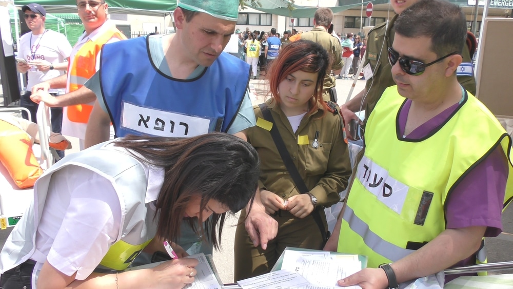 מגיעים לאירועים רפואיים מגוונים כמו מצבי חירום קרדיולוגיים, אירועים מוחיים, מצבי חירום נשימתיים, תאונות דרכים, תאונות עבודה ועוד. פרמדיקים ואנשי מקצוע אחרים בתרגיל של אירוע רב נפגעים, בית חולים העמק, 2017 | Shutterstock, wideweb