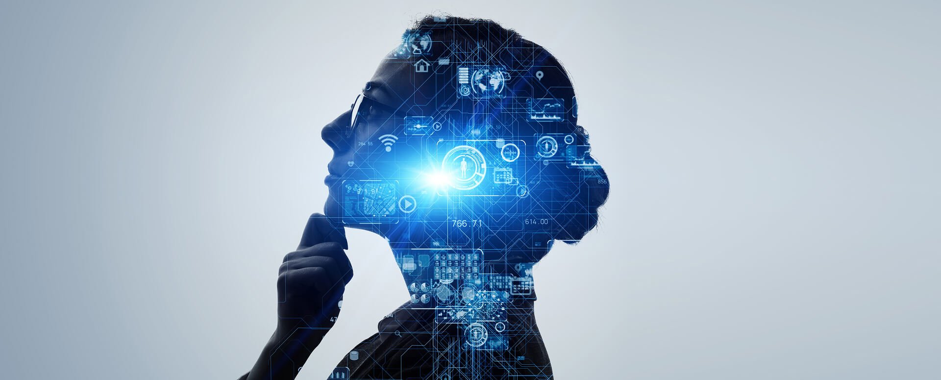 אישה בבינה מלאכותית. shutterstock