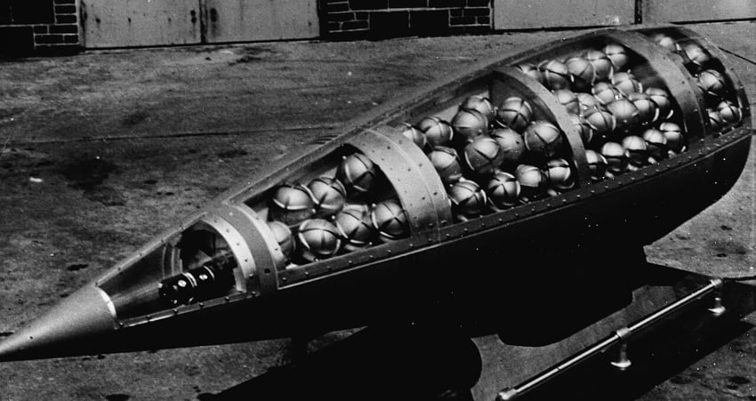 ראש נפץ אחד מכיל מאות פצצות, כדי לפזר את הנזק על שטח רחב, וגם להגדיל את האיום. חתך של ראש נפץ של טיל Honest John אמריקאי משנות ה-60, עם פצצות מצרר המכילות גז סרין | צילום: U.S. Army, Public domain