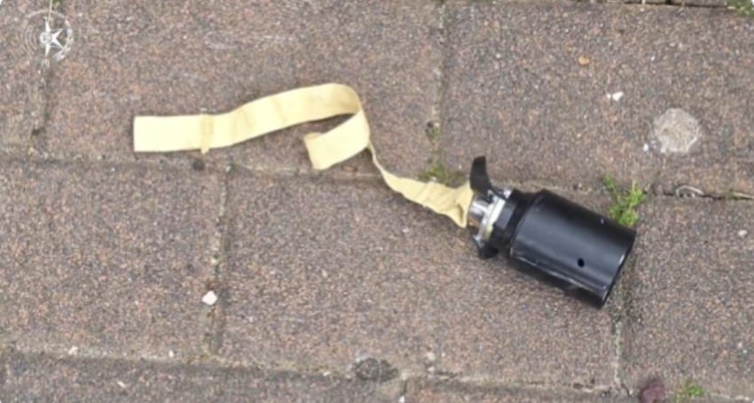 יש מגוון רחב של פצצונות מצרר, בעלות מראה שונה. פצצונת שלא התפוצצה מאחד מטילי המצרר ששיגרה אירן לישראל במבצע "שאגת הארי" | צילום מתוך סרטון ההסברה של משטרת ישראל