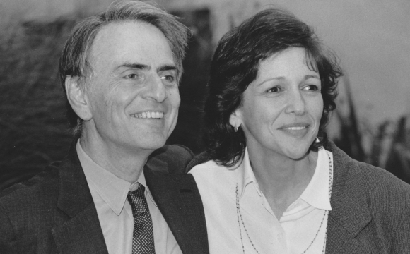 אהבה קוסמית. סייגן עם אשתו השלישית, אן דרויאן, שהייתה שותפה לעבודה על הסדרה קוסמוס ולכתיבת כמה מספריו | Peter Morenus/Cornell University, Courtesy of Druyan-Sagan Associates, Inc