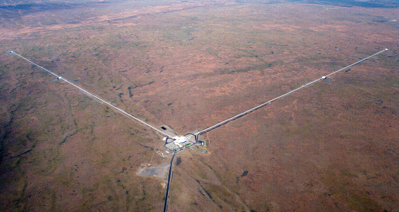 השקעה של מאות מיליוני דולרים. צילום אוויר של גלאי LIGO במדינת וושינגטון | מקור: Science Photo Library