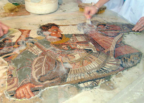 שחזור של פסיפס המתאר את אלכסנדר הגדול, ללא זקן, בקרב איסוס | Enzo Pezzi, Cisem, Eurelios, SPL