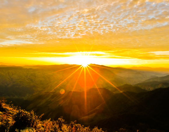 בשקיעה ובזריחה כמעט כל הירוק, הכחול והסגול מתפזרים, ואנו רואים בעיקר כתום ואדום | צילום: Shutterstock