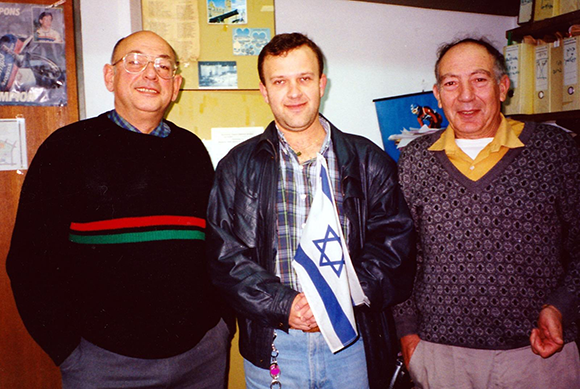 כל דבר הוא היה לומד עד הסוף. סרגיי גרדסקול (משמאל), עם ישי אבישי (מימין) וגרגורי ברוורמן | צילום באדיבות גרגורי ברוורמן 