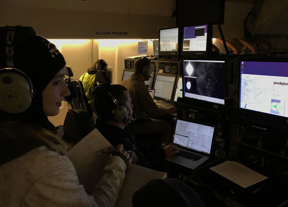 להבדיל בין מים לחול. הוניבול (משמאל) בעת הטיסה לצילום הירח בטלסקופ SOFIA | צילום מתוך חשבון הטוויטר שלה