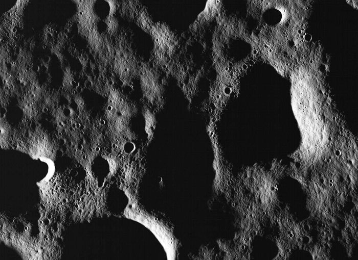 כשהשמש נמצאת פחות ממעלה מעל האופק, אפשר לראות את הצל במכתשים הרבים סמוך לקוטב הצפוני. צילום של הלוויין LRO | מקור: NASA/GSFC/ASU