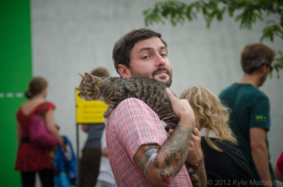 ליל באב אהבה לרכוב על הכתף. מייק בריידבסקִי והחתולה | צילום: Kyle Matteson, Flickr