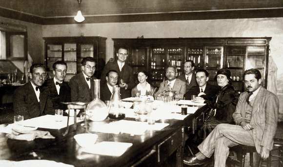 לא הספיקו להשתמש בשיטה פורצת הדרך שפיתחו. בני הזוג וולמן (במרכז התמונה) עם עמיתיהם במכון לחקר הבריאות בסנטיאגו, צ'ילה | צילום: Institut Pasteur/Musée Pasteur