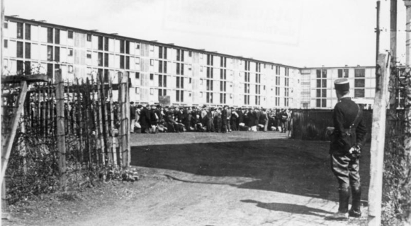 נעצרו בנפרד, נפגשו כנראה שוב במחנה המעצר, ונסעו יחד אל מותם בתאי הגזים. מחנה המעצר דרנסי, בפרברי פריז ב-1941 | צילום: Bundesarchiv, Bild 183-B10919, Wikipedia