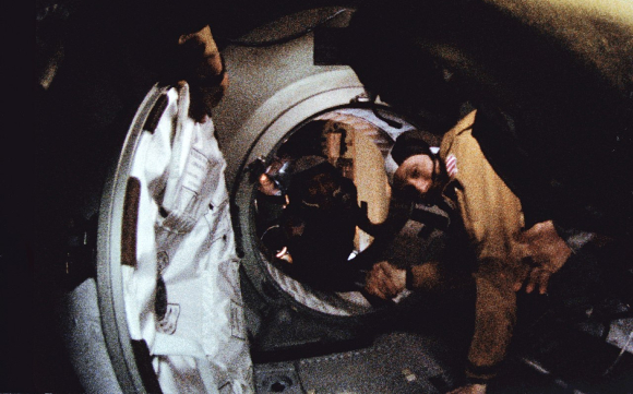 לחיצת יד היסטורית בחלל. סטאפורד (מימין) לוחץ את ידו של מפקד החללית הרוסית אלכסיי לאונוב במשימת אפולו-סויוז, 1975 | צילום: NASA