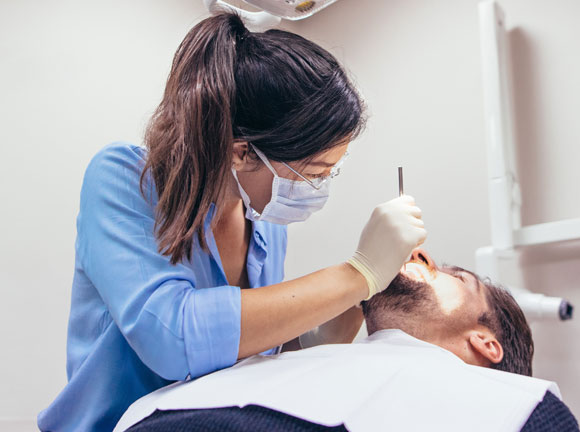 שיאנים ברישום אנטיביוטיקה מיותרת, אם כי המצב משתפר גם אצלם. רופאת שיניים | צילום: Shutterstock