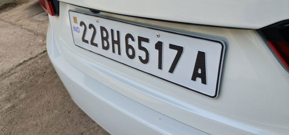 לוחית זיהוי של מכונית | מקור: Trending Now, Shutterstock