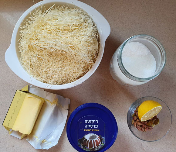 מעט מרכיבים בשביל מעדן. קדאיף, חמאה, סוכר, לימון, ריקוטה ופיסטוקים | צילום: דפנה מנדלר