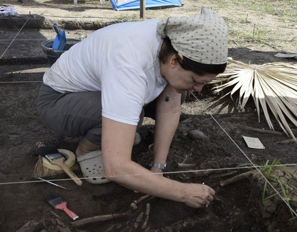החוקרת Mirjana Roksandic בחפירות באתר בקובה | Luis Viera Sanfiel