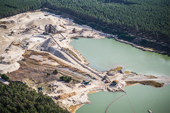 *תמונה של מפעל חול* | צילום: Mario Hagen Shutterstock