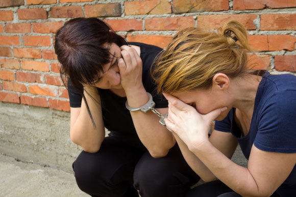 שתי נשים אזוקות זו לזו | Shutterstock, Zoka74