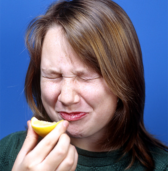אישה מזהה את הטעם "חמוץ" | צילום: Charles D. Winters / Science Photo Library