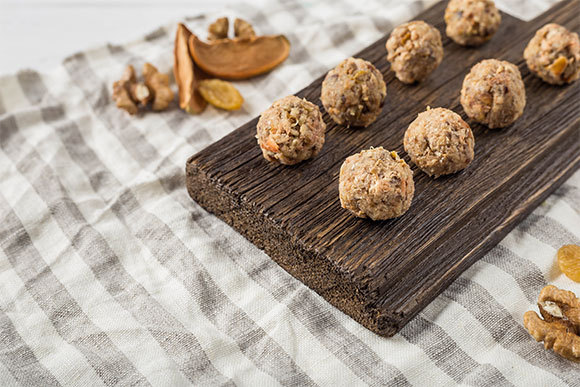 *תמונה של טראפלס תמרים** טראפלס תפוחים ותמרים כשר לפסח. | צילום: Antoshkina Viktoriia Shutterstock