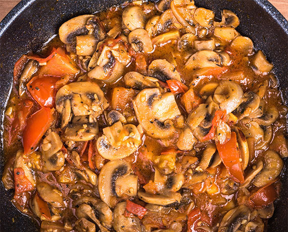 תבשיל פטריות מוקפץ בווק | Ostranitsa Stanislav, Shutterstock