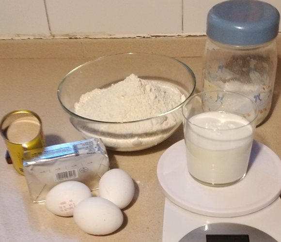 הרבה חמאה וביצים. מרכיבי המתכון | צילום: דפנה מנדלר