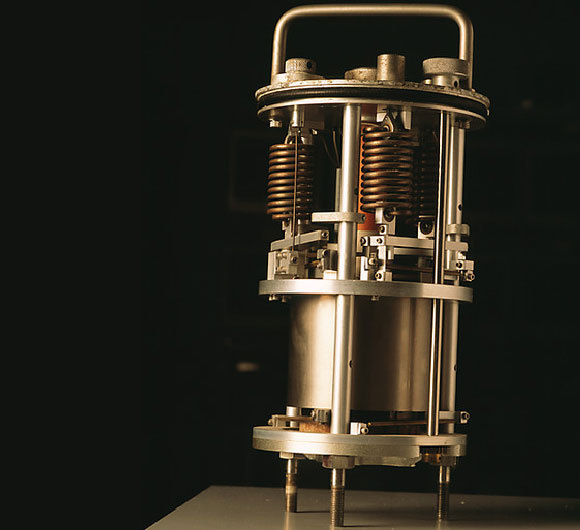 סייסמומטר נייד מוקדם, המוצג במוזיאון וזוב באיטליה | צילום: MAURO FERMARIELLO / SCIENCE PHOTO LIBRARY