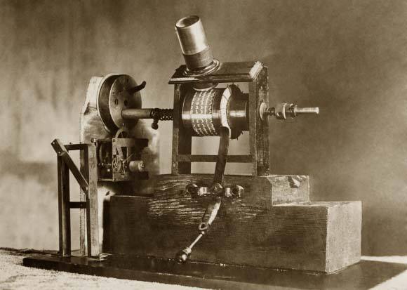 כשהציר שעליו היה כרוך סרט התמונות הסתובב, אדם בודד היה יכול לצפות בהן נעות דרך העדשה | צילום: Everett collection, שאטרסטוק