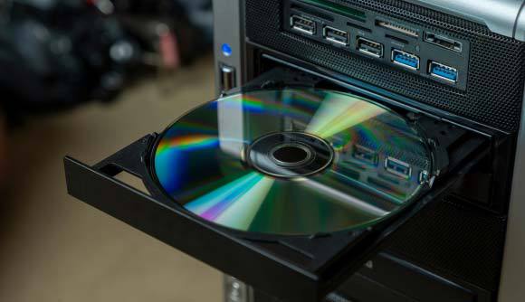 צורב התקליטורים שגשג שנים ספורות לפני שנדרס גם הוא תחת גלגלי הקידמה | צילום: culture_blue, שאטרסטוק