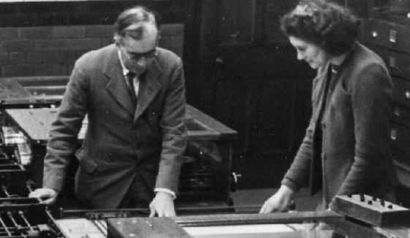 ניקולסון עם הרטרי ליד האנלייזר הדיפרנציאלי | מקור: MacTutor