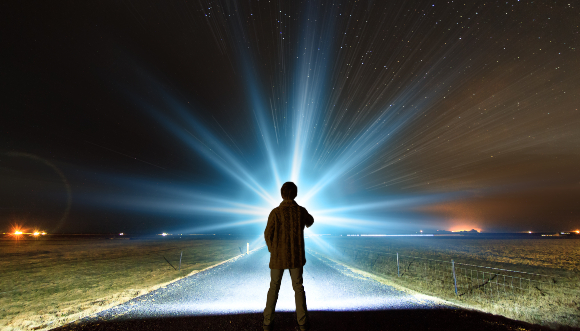 חייזרים בעזרת זרקור חזק