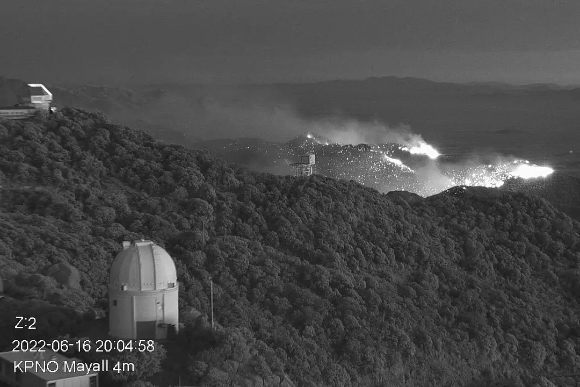 השריפה במצפה הכוכבים באריזונה | צילום: KPNO/NOIRLab/NSF/AURA  