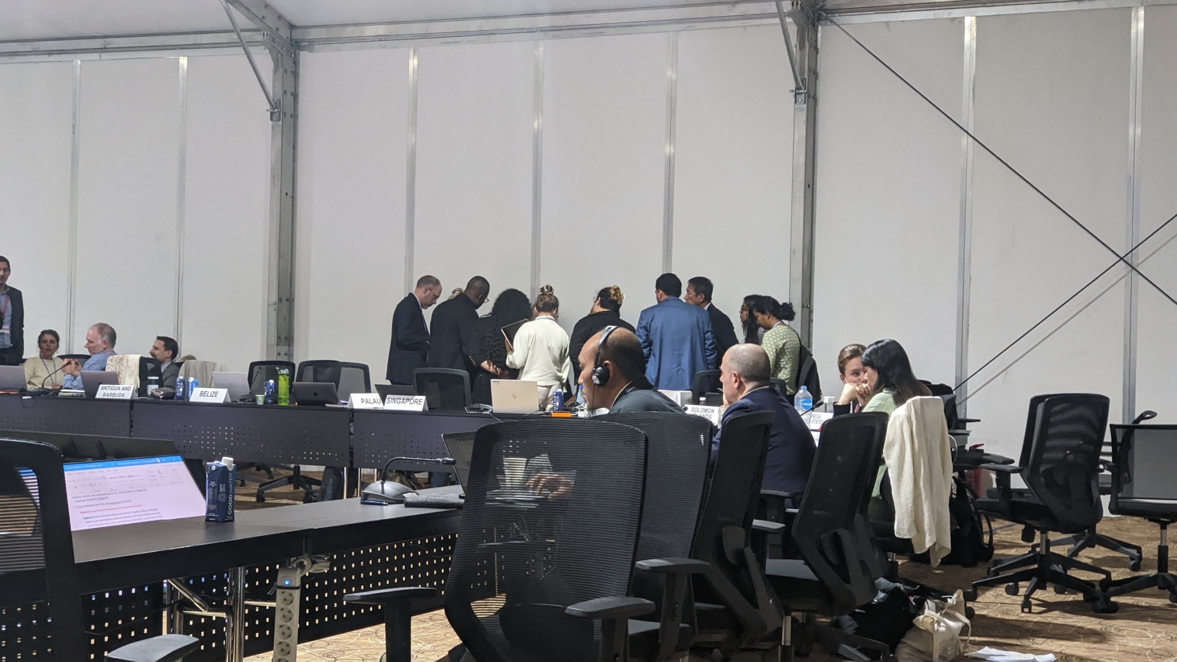 נציגים של כמה מדינות איים מסתופפים בצד לדון באחת הנקודות | צילום: מיכל טופז